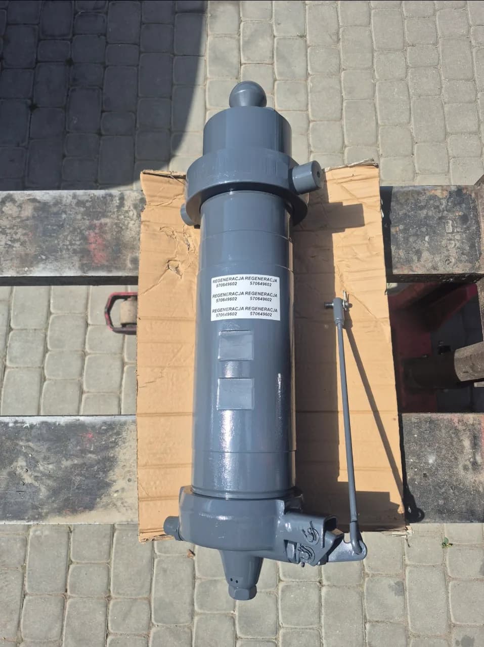 Teleskopowy siłownik wywrotu przyczepy D-47 Autosan po regeneracji, przygotowany do odbioru