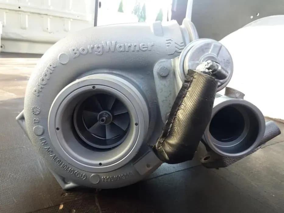 Turbosprężarka BorgWarner, widok od strony wlotu sprężarki