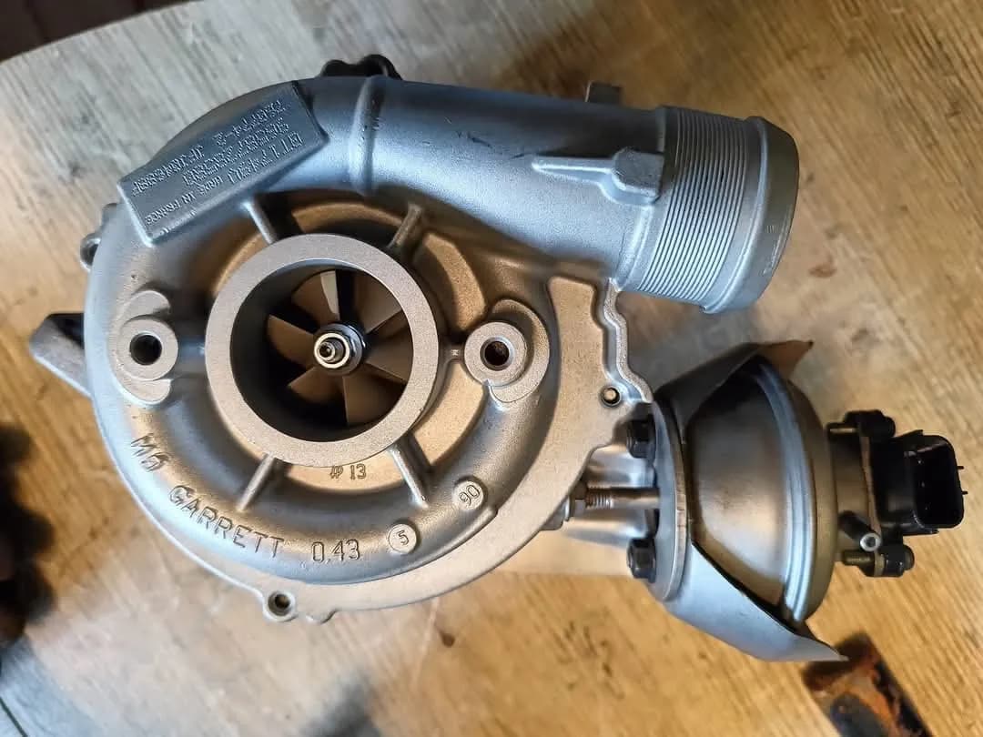 Turbosprężarka Garrett ze zmienną geometrią i nastawnikiem, widok z góry